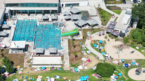 Freibad im Sommerbetrieb. Rechts sieht man die Beachbar.